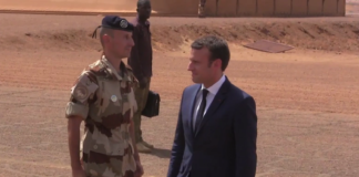 Mali : Emmanuel Macron rend visite aux forces de Barkhane au nord du Mali