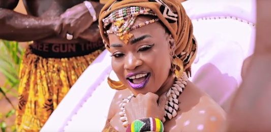 Au Mali, Oumou Sangaré met en garde les jeunes filles contre les beaux parleurs
