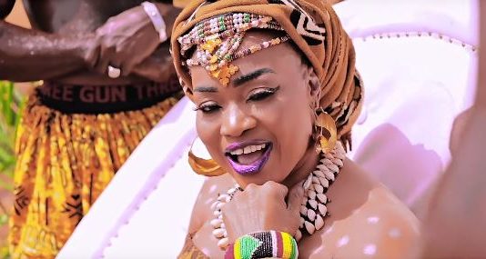 Au Mali, Oumou Sangaré met en garde les jeunes filles contre les beaux parleurs