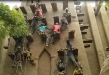 Mali : crépissage de la grande mosquée de Mopti, la tradition se perpétue