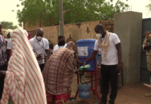 Gao: à l’entrée des centres de vote, des associations sensibilisent au lavage des mains