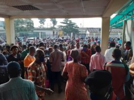 Extorsion et Covid-19 : des nigérians tentent d’enregistrer leurs numéros d’identité nationaux