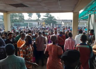 Extorsion et Covid-19 : des nigérians tentent d’enregistrer leurs numéros d’identité nationaux