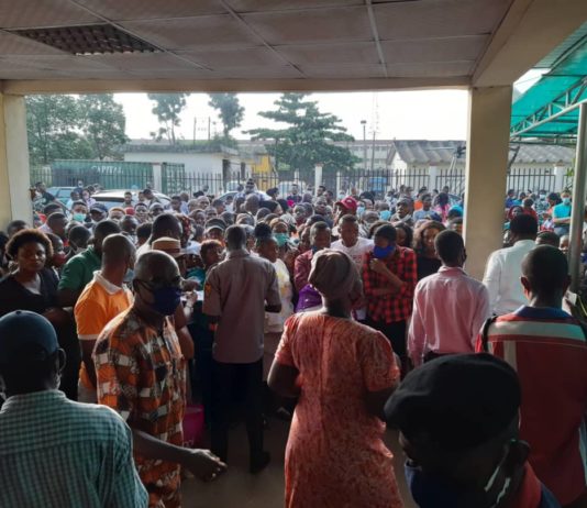 Extorsion et Covid-19 : des nigérians tentent d’enregistrer leurs numéros d’identité nationaux
