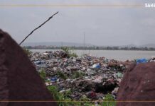 𝗥𝗲𝗴𝗮𝗿𝗱 𝘀𝘂𝗿… ces déchets qui finissent dans le fleuve Niger à Bamako