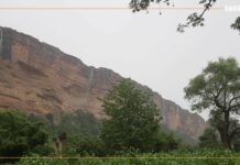 𝗥𝗲𝗴𝗮𝗿𝗱 𝘀𝘂𝗿…les chutes d’eau pendant l’hivernage à Endé dans la région de Bandiagara