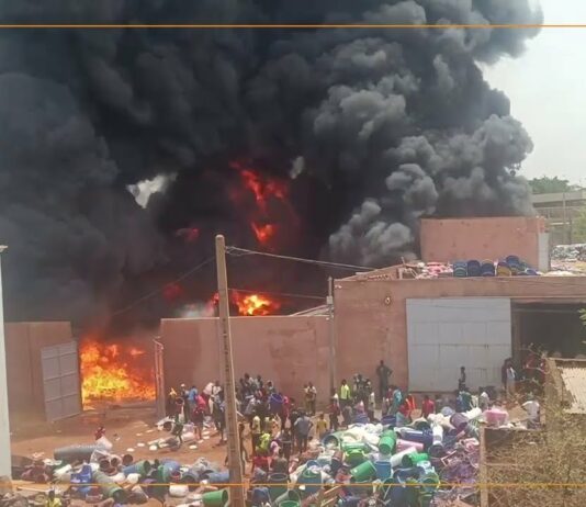 Mali/Bamako : violent incendie dans un entrepôt de matières plastiques