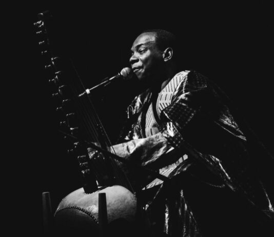 « La Kora orpheline de son Maître » : les hommages affluent après le décès de Toumani Diabaté