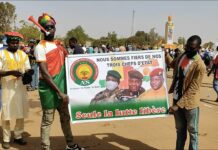 AES : des manifestants célèbrent la sortie de la CEDEAO