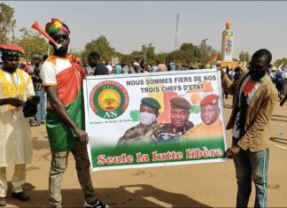 AES : des manifestants célèbrent la sortie de la CEDEAO