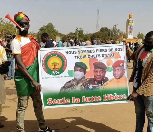 AES : des manifestants célèbrent la sortie de la CEDEAO