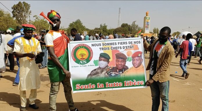 AES : des manifestants célèbrent la sortie de la CEDEAO