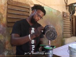 Mali : dans son atelier, raconte Sékou Touré sa passion pour la teinture du bazin