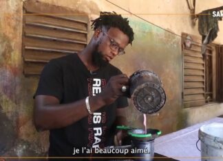 Mali : dans son atelier, raconte Sékou Touré sa passion pour la teinture du bazin