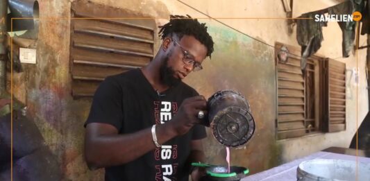 Mali : dans son atelier, raconte Sékou Touré sa passion pour la teinture du bazin