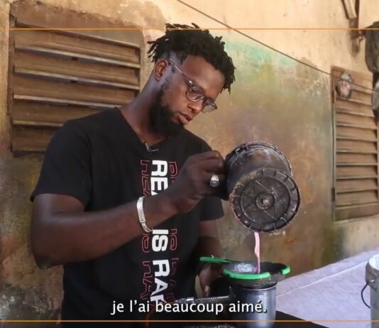 Mali : dans son atelier, raconte Sékou Touré sa passion pour la teinture du bazin