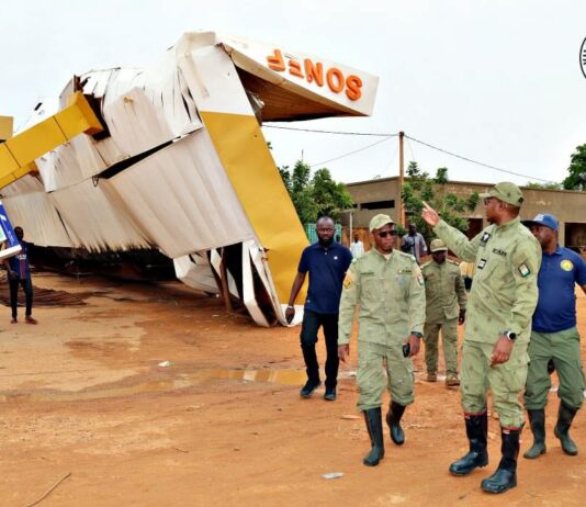 Intempéries à Niamey : la réinstallation des panneaux publicitaires interdite jusqu’à nouvel ordre