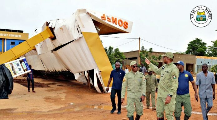 Intempéries à Niamey : la réinstallation des panneaux publicitaires interdite jusqu’à nouvel ordre